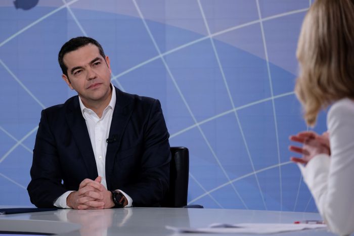 Unser Foto (© Pressebüro des Premierministers / Andrea Bonetti) entstand am Mittwoch während eines Interviews von Ministerpräsident Alexis Tsipras gegenüber dem staatlichen Fernsehersender ERT.