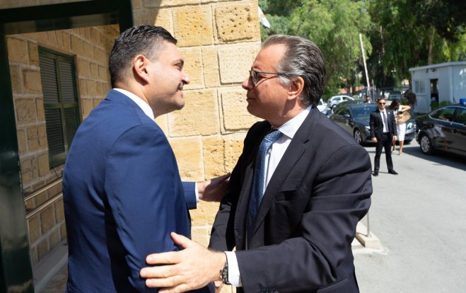 Unser Archivfoto (© Eurokinissi) zeigt den stellvertretenden griechischen Bürgerschutzminister Jorgos Koumoutsakos (r.) und den zypriotischen Innenminister Konstantinos Petridis bei einem Treffen im September diesen Jahres.