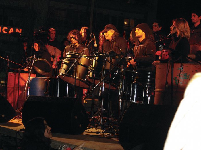Unser Archivfoto (© Eurokinissi) zeigt den Schlagzeuger Nikos Touliatos (m.) während eines vorherigen Konzertes in Elefsina.