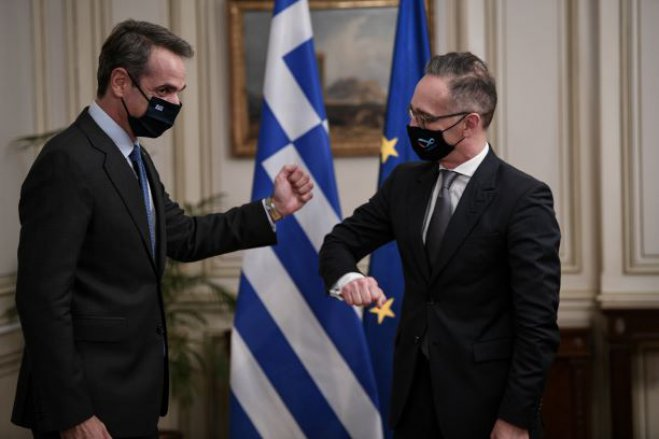 Unser Foto (© Eurokinissi) entstand am Dienstag (13.10.) während eines Treffens zwischen dem griechischen Premierminister Kyriakos Mitsotakis (l.) und dem deutschen Außenmister Heiko Maas in Athen.