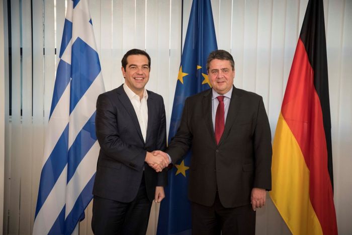 Unser Archivfoto entstand am 16. Dezember 2016 in Berlin. Es zeigt Ministerpräsident Alexis Tsipras (l.) gemeinsam mit dem deutschen Vizekanzler Sigmar Gabriel.