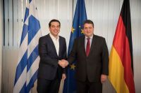 Unser Archivfoto entstand am 16. Dezember 2016 in Berlin. Es zeigt Ministerpräsident Alexis Tsipras (l.) gemeinsam mit dem deutschen Vizekanzler Sigmar Gabriel.