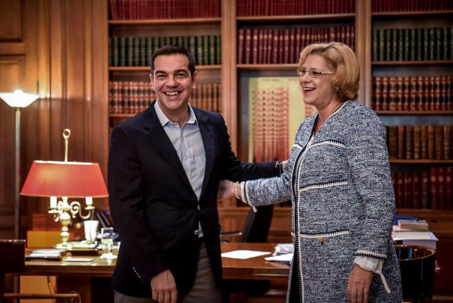 Unser Foto ist am Mittwoch (3.10.) während des Treffens zwischen Ministerpräsident Alexis Tsipras (l.) und der EU-Kommissarin für Regionalpolitik Corina Crețu entstanden.