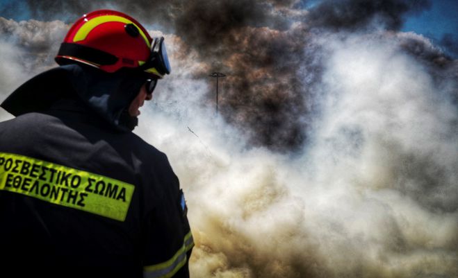 Unser Foto (© Eurokinissi) zeigt einen freiwilligen Helfer der griechischen Feuerwehr bei der Brandbekämpfung.