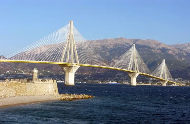 Unser Archivfoto (© Eurokinissi) zeigt die Brücke Rio-Antirio bei Patras, wo das Erdbeben deutlich zu spüren war.