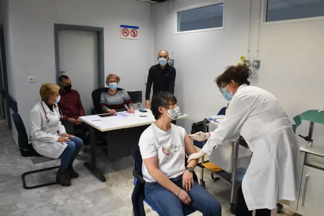 Foto (© Eurokinissi): Ärztinnen bei der Arbeit.