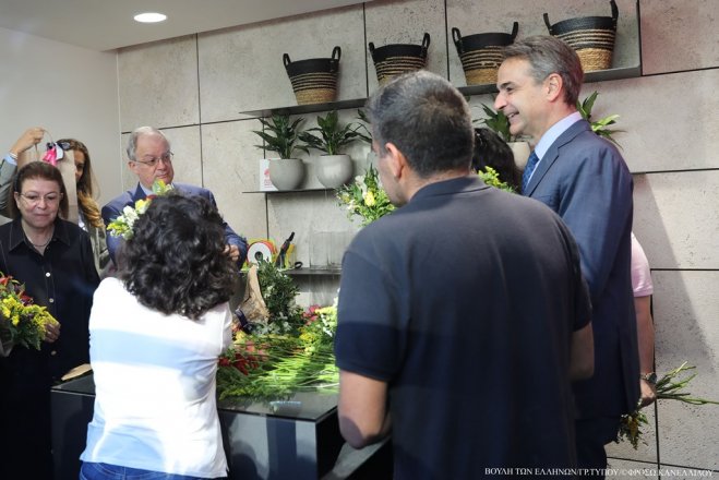 Foto (© gp): Premier Kyriakos Mitsotakis (r.) bei der Eröffnung der Blumenläden.