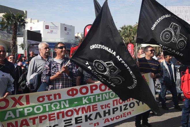 Unser Foto (© Eurokinissi) entstand während einer Demonstration von Landwirten in Thessaloniki. Sie fordern u. a. den Verkauf ihrer Produkte „zu gerechtfertigten Preisen“.
