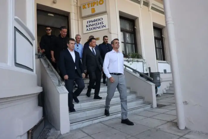 Unser Foto (© Eurokinissi) zeigt Ministerpräsident Kyriakos Mitsotakis, der den bei den Anschlägen verletzten Personen in Thessaloniki einen Besuch abstattete.