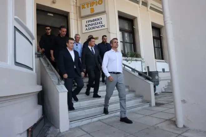 Unser Foto (© Eurokinissi) zeigt Ministerpräsident Kyriakos Mitsotakis, der den bei den Anschlägen verletzten Personen in Thessaloniki einen Besuch abstattete.