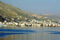 Unser Archivfoto (© Eurokinissi) zeigt die bergige Mittelmeerinsel Kalymnos.