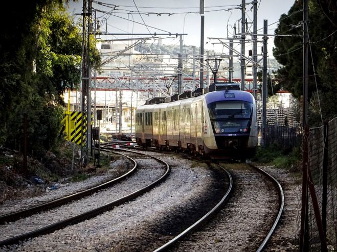 Unser Archivfoto (© Eurokinissi) zeigt einen Zug der Athener Vorortbahn „Proastiakos“.