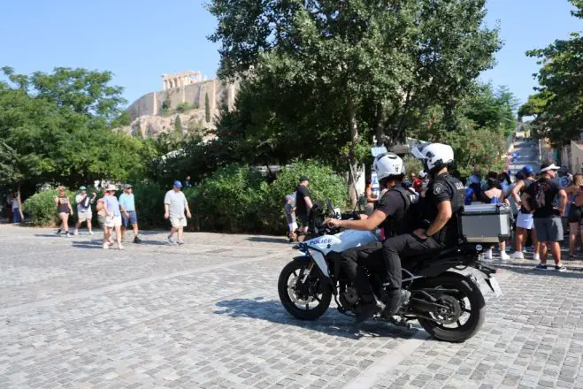 Unser Foto (© Eurokinissi) entstand am Dienstag (21.7.) vor dem Südeingang zur Athener Akropolis.