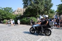 Unser Foto (© Eurokinissi) entstand am Dienstag (21.7.) vor dem Südeingang zur Athener Akropolis.