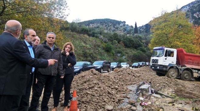 Unsere Fotos zeigen Innenminister Panos Skourletis während seines Besuches in der westgriechischen Region, wo sich die Unwetter ereigneten bzw. große Schäden anrichteten.