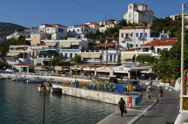 Unser Foto (© Griechenland Zeitung / Jan Hübel) zeigt die Hafenpromenade des idyllischen Örtchens Batsi auf der Kykladen-Insel Andros. Die Kirche auf dem Hügel ist dem Heiligen Philipp (Agios Philippos) gewidmet.