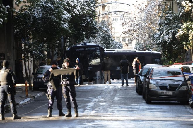 Unser Foto (© Eurokinissi) entstand heute Morgen kurz nach dem Angriff auf den Bus der Bereitschaftspolizei MAT in der Athener Charilaou Trikoupi Straße, wo sich das Bürogebäude der PASOK befindet.