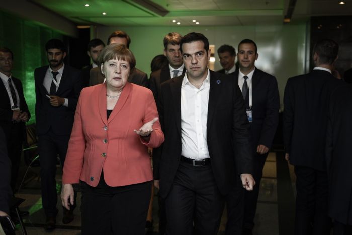 Unser Foto zeigt Ministerpräsident Tsipras mit der deutschen Bundeskanzlerin Angela Merkel am 23. Mai beim UN-Gipfel für Humanitäre Hilfe in Istanbul.