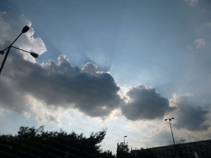 Sonne und Wolken im Mix, vereinzelt Niederschläge