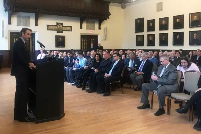 Unser Foto (© Eurokinissi) zeigt Kyriakos Mitsotakis in seiner Rede am Boston College.