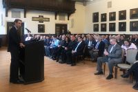 Unser Foto (© Eurokinissi) zeigt Kyriakos Mitsotakis in seiner Rede am Boston College.