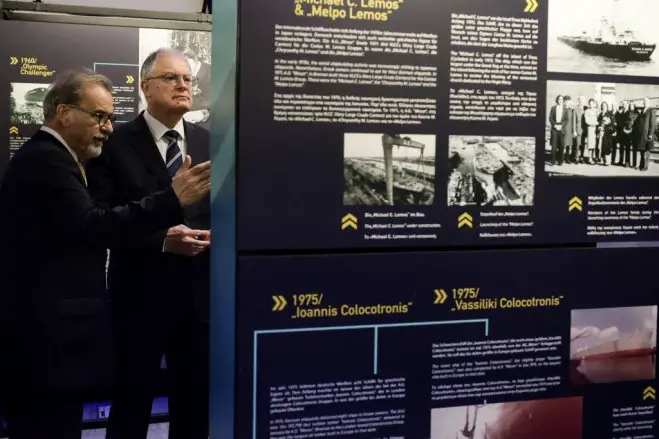 Unser Foto (© Eurokinissi) zeigt Staatspräsident Konstantinos Tassoulas bei der Eröffnung der Ausstellung „The Sea Unites – Die griechische Schifffahrt und das deutsche Wirtschaftswunder“ im Athener Kriegsmuseum.