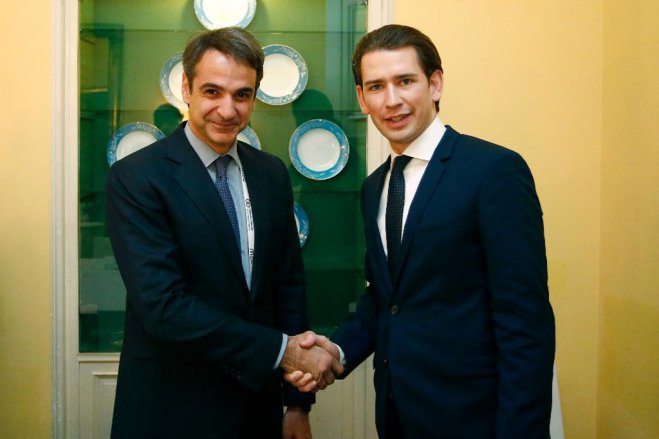 Unser Archivfoto (© Eurokinissi) zeigt den griechischen Premierminister Kyriakos Mitsotakis (l.) und den ehemaligen Bundeskanzler der Republik Österreich Sebastian Kurz.