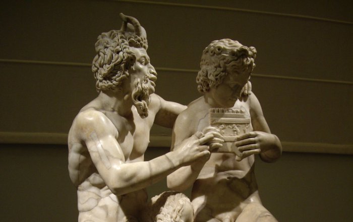 Foto (© Archäologisches Nationalmuseum Neapel. Pan unterrichtet Daphnis im Spiel mit der Panflöte.