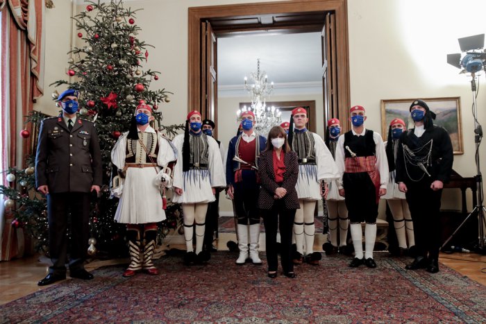 Unser Foto (© Eurokinissi) entstand zu Neujahr im Amtssitz der Staatspräsidentin Katerina Sakellaropoulou (m.).