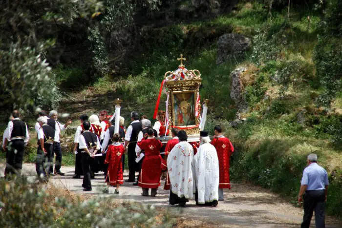 Foto (© ek): Im Dorf Nymfes auf Korfu wird am Ostermontag die Auferstehungsikone in einer Prozession durch den Ort getragen.