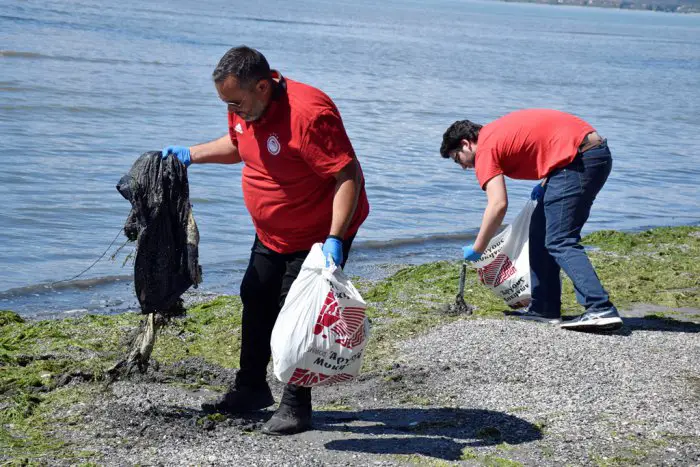 Unser Foto (© Eurokinissi) entstand am Montag während einer Säuberungsaktion an einem Strand in Argos auf der Peloponnes.