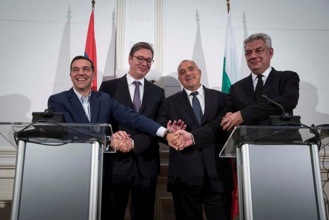 Unser Foto (© Eurokinissi) zeigt Ministerpräsident Alexis Tsipras (l.) am Mittwoch (4.10.2017) mit seinen Amtskollegen aus Bulgarien und Rumänien sowie dem serbischen Präsidenten in der bulgarischen Hafenstadt Warna.