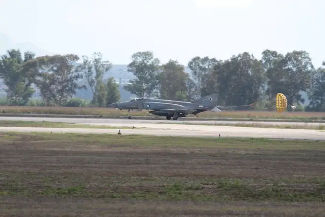 Unser Archivfoto (© Eurokinissi) zeigt ein Flugzeug der griechischen Luftwaffe vom Typ Phantom F-4 kurz nach der Landung.