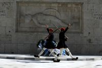 Nationalfeiertag mit Schüler- und Militärparaden und einem Kampfflugzeug 