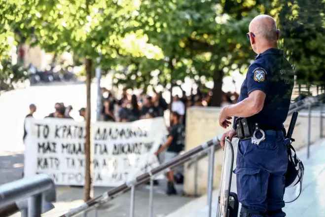 Unser Foto (© Eurokinissi) entstand Mitte Juli vor dem Gerichtshof von Thessaloniki.