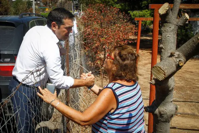 Unser Archivfoto (© Eurokinissi) zeigt Ministerpräsident Alexis Tsipras während eines Besuches in Mati am 4. September 2018. Im Gespräch mit Bürgern informierte er sich über die Lage vor Ort.