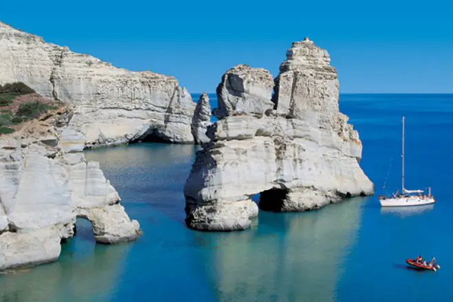 Unser Foto (© visitgreece.gr) zeigt die Küste vor dem Kleftiko-Strand, der auf Platz zwei landete.