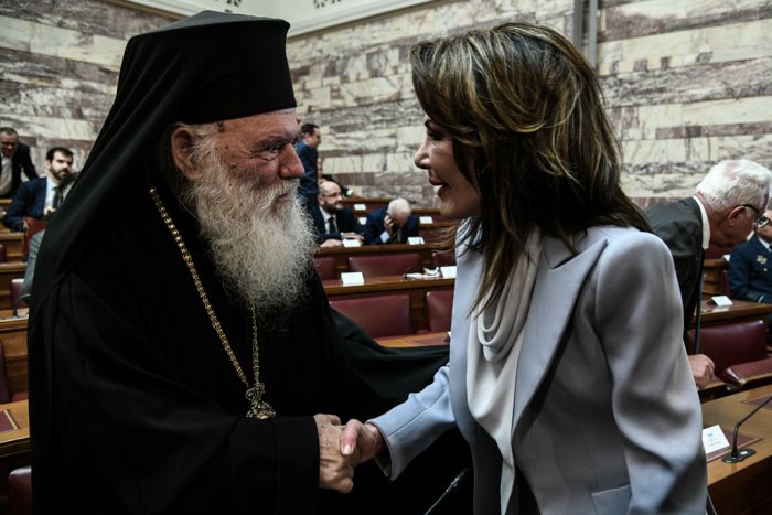 Unser Foto (© Eurokinissi) zeigt die Vorsitzende des Komitees „Griechenland 2021“ Jana Angelopoulou (r.) und den Erzbischof von Athen und ganz Griechenland Hieronymos.
