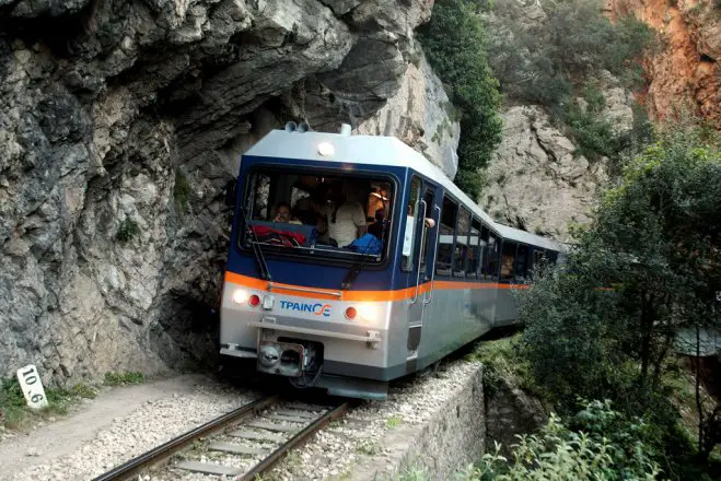 Unser Archivfoto (© Eurokinissi) zeigt wie die Zahnradbahn sich durch den Berg schlängelt. 