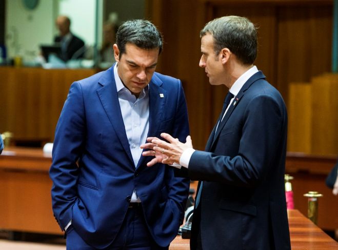 Unser Foto (© Eurokinissi) zeigt den griechischen Ministerpräsident Alexis Tsipras während des EU-Gipfeltreffens in Brüssel im Gespräch mit dem französischen Präsidenten Emmanuel Macron.