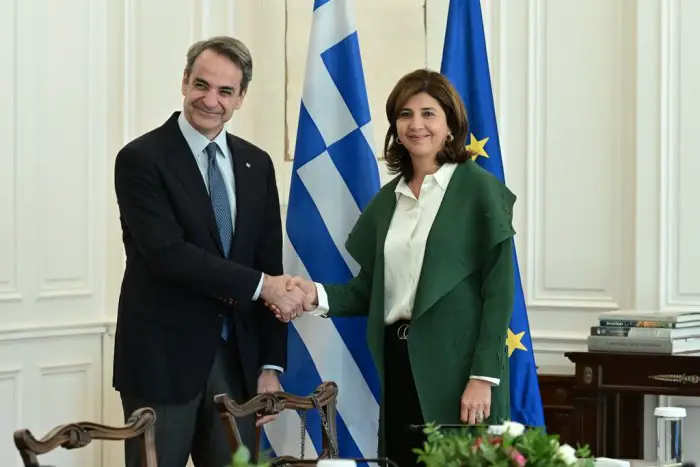 Unser Foto (© Eurokinissi) entstand während des Treffens zwischen Premierminister Kyriakos Mitsotakis und der diplomatischen Vertreterin des UN-Generalsekretärs auf Zypern María Angela Holguín Cuéllar.