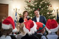 Unsere Fotos (© Pressebüro des Ministerpräsidenten / Andrea  Bonetti) zeigen Ministerpräsident Alexis Tsipras am 31. Dezember in seinem Amtssitz dem Megaro Moussikis gemeinsam mit seiner Lebensgefährtin Peristera (Betty) Baziana. Traditionell wurden an diesem Tag von Kindern die Kalanta – Festkantaten – vorgetragen.
