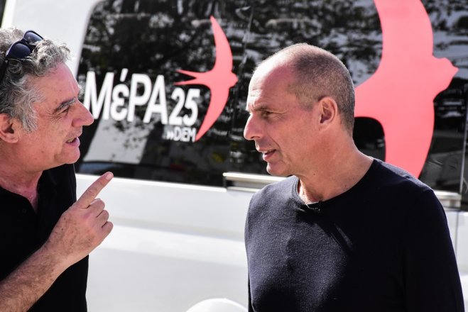 Foto (© Eurokinissi): Rechts im Bild Parteichef Varoufakis