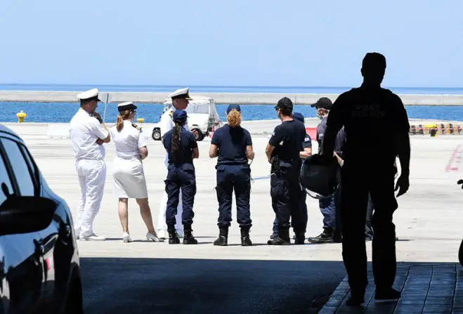 Unser Foto (© Eurokinissi) entstand kürzlich im Hafen von Patras: Mitglieder der Küstenwache warten auf die ankommenden Gäste, um die in Corona-Zeiten verhängten Kontrollen durchzuführen.