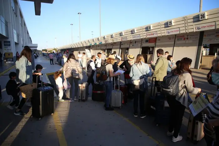 Unser Archivfoto (© Eurokinissi) entstand auf dem Flughafen „Nikos Kazantzakis“, der Heraklion auf Kreta bedient.