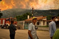 Unsere Fotos (© Eurokinissi) entstanden während des Waldbrandes bei Feneos auf der Peloponnes.