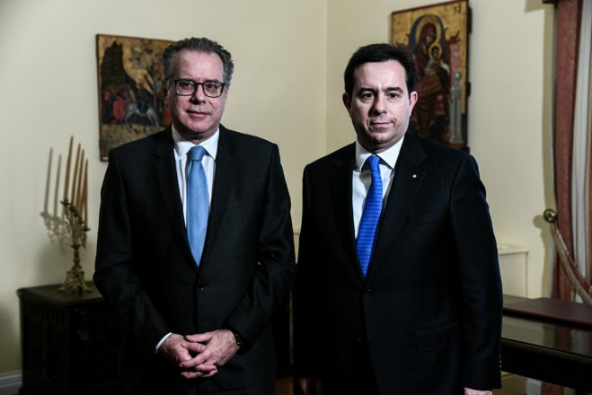 Unser Foto (© Eurokinissi) zeigt den neuen Minister für Migration und Asyl Panagiotis Mitarakis (r.) und den stellvertretenden Migrationsminister Jorgos Koumoutsakos.