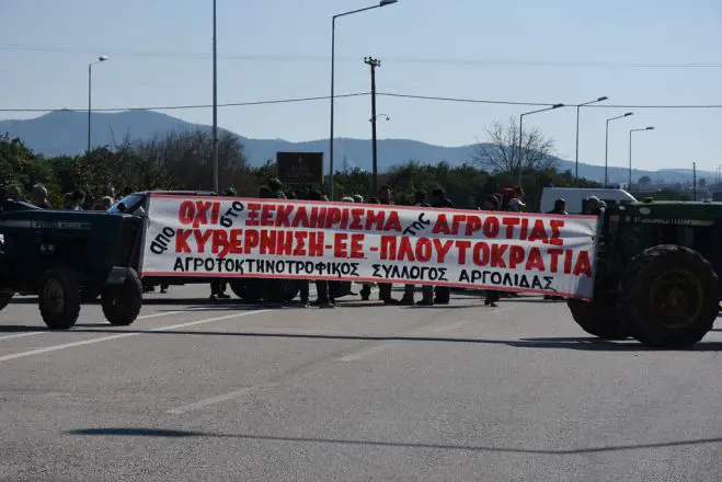 Unsere Fotos (© Eurokinissi) sind am Sonntag auf der Nationalstraße zwischen Nafplion und Mykene auf der Peloponnes entstanden. Auf dem Transparent wird davor gewarnt, dass der Landwirtschaft in Griechenland vor dem Aus stehen könnte.