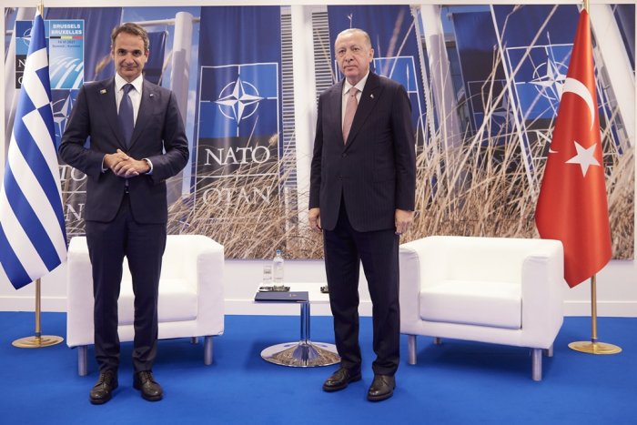Unser Archivfoto (© Eurokinissi) entstand am 14. Juni 2021 anlässlich eines Treffens von Ministerpräsident Kyriakos Mitsotakis (l.) mit dem türkischen Präsidenten Recep Tayyip Erdogan während eines NATO-Gipfeltreffens in Brüssel. 