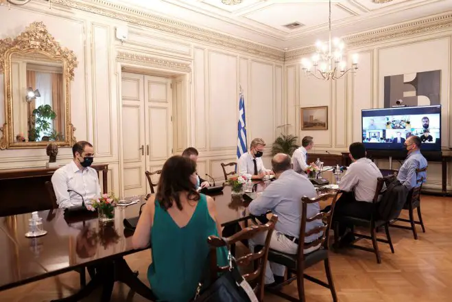 Unser Foto (© Pressebüro des Ministerpräsidenten / Dimitris Papamitsos) entstand am Mittwoch (5.8.) während einer Telekonferenz unter Vorsitz von Premierminister Kyriakos Mitsotakis.